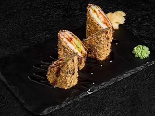 Гарячий рол-сендвіч з лососем і авокадо (220г)