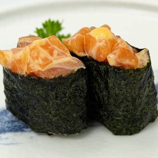 32. Gunkan spicy salmone