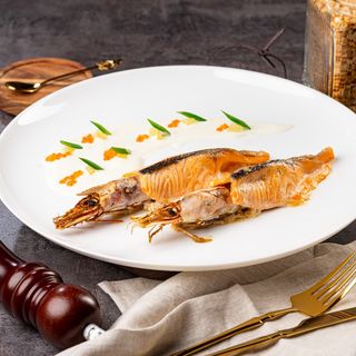 Запеченные лангустины с семгой и белым соусом 
