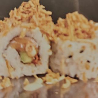 136. Spicy Salmón Crunch Roll (4 Pzs.)