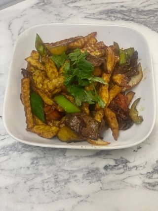 Картофель фри с мясом и овощами