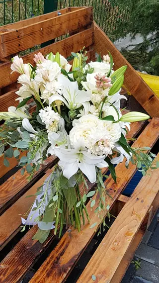 Buchet cu crini si trandafiri