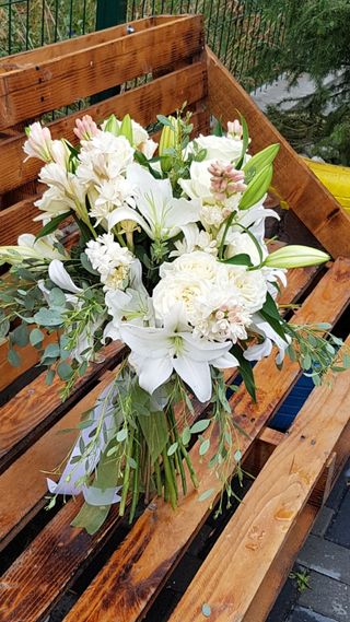 Buchet cu crini si trandafiri