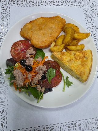 Pechuga de pollo, tortilla, patatas barbacoa y ensalada