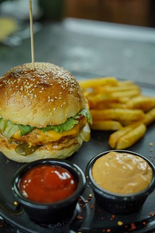 საქონლის ბურგერი მენიუ