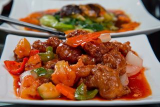 Spezzatini di maiale fritti e saltati con salsa agrodolce