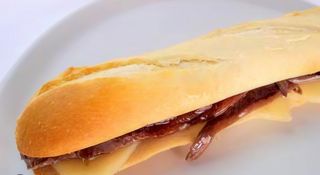 Baguette de queso curado con anchoas