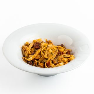 Tagliatelle z łososiem, suszonymi pomidorami w sosie maślanym