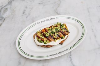 Pieczywo na zakwasie z awokado, węgorzem i sosem unagi