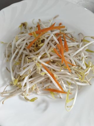 Germogli di soia saltati