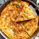 Tortilla Patatas Con queso de cabra y cebolla caramelizada para 4-5 pax
