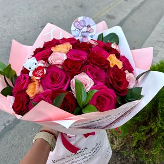 Букет с 35 цветни рози и малка табелка с надпис “Всичко е по-хубаво с теб”