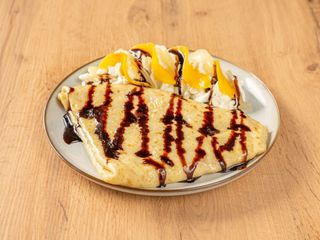 Naleśnik z twarożkiem i owocami