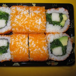 77-Uramaki Pez Mantequilla, Aguacate, Pepino Y Wakame Tópico (8 Pzs.)