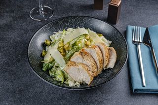 სალათი ცეზარი ქათმით