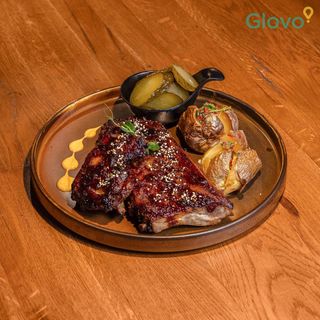 Coaste de porc cu cartofi copți în jar și murături