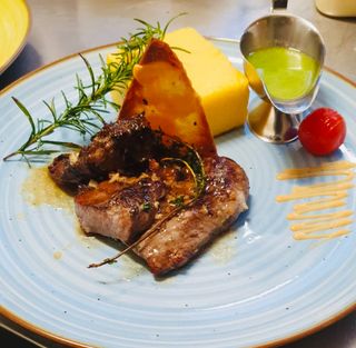 Pastramă de oaie cu mămăliguță și usturoi