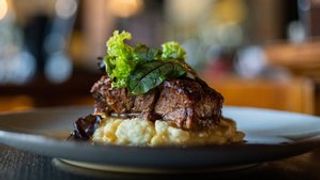 Dinstana teletina sa demiglas sosom na krompir pireu