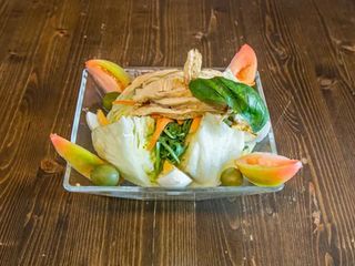 Insalata con pollo, mais, pomodorini e olive