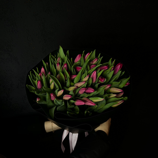 Букет з 51-го насиченого пурпурного голландського тюльпану