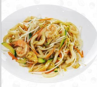 41. Udon saltati con frutti di mare