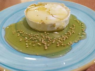 Queso de cabra con miel (ración)