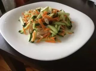 102. Пикантна салата с пилешко (400г)