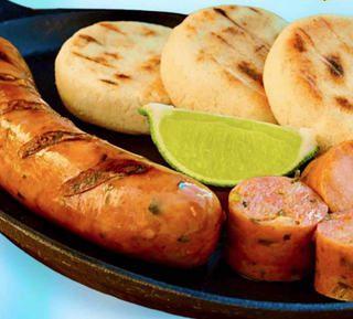 Chorizo con arepa