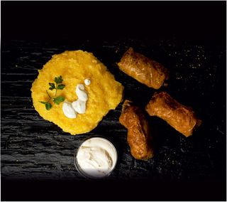 Sarmalute cu afumatura si mamaliguta