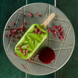 Kolač od pistaća i maline