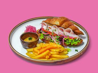 Croissant cu fileu de pui