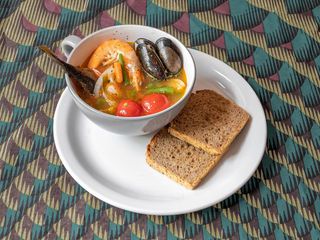 Zupa rybna na bazie pomidorów pelati