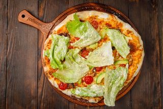 Pizza cu pui și avocado