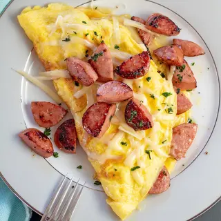 Omlet sa sirom i kobasicama