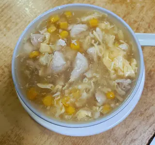 25. Sopa De Pollo Con Maíz