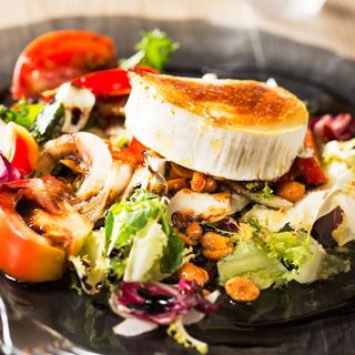 Ensalada templada de queso de cabra