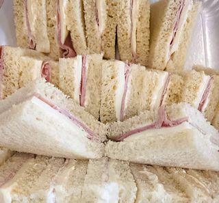 Tramezzino con cotto, formaggio e maionese