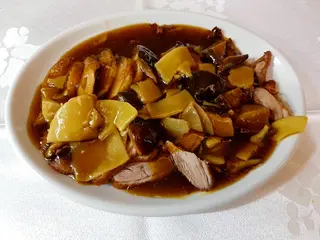 Pato con bambú y setas chinas