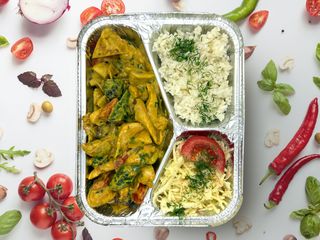 Курица в соусе карри с гарниром