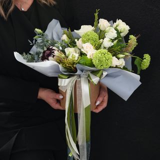 Композиція в крафтовій коробочці біло-зелених кольорах