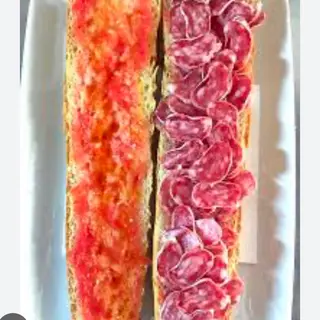 Bocadillo De Fuet con pan con tomate