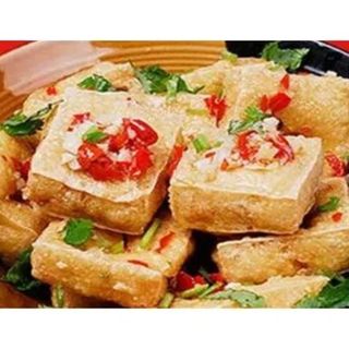 Tofu apestoso frito picante(臭豆腐）(6 uds.)