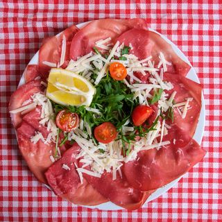 Bresaola, rucola e scaglie di grana