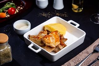 Pui la ceaun cu mamaliguta si mujdei