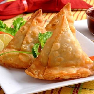 VEGETABLE SAMOSAS (2 szt.)