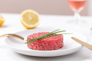 Tartare di battuta Piemontese condita con olio Tenuta Bocca di Lupo