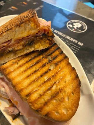 Bocadillo De Berenjena A La Parmesana