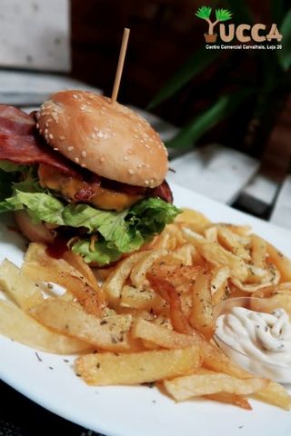 Hambúrguer de Vaca Yucca com Batata Frita Artesanal