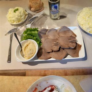 საქონლის ენა პირშუშხას სოუსით