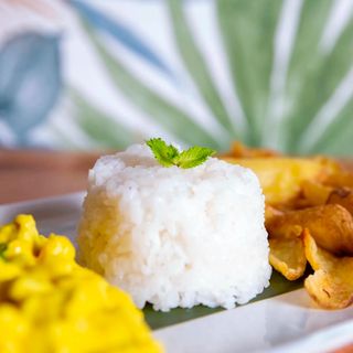 Pollo al curry con riso bianco e patate